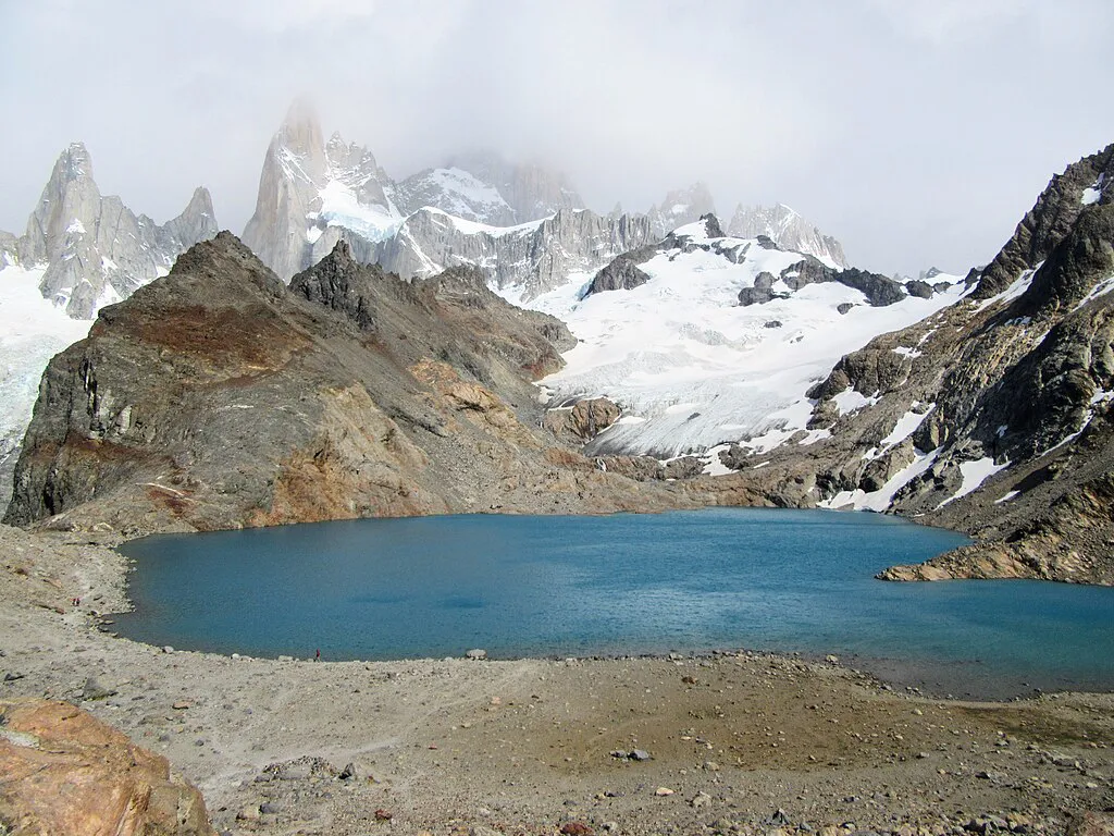 1024px-Lago_de_Los_Tres_Fitz_Roy_Trail_Parque_Nacional_Los_Glaciares_El_Chalten_Argentina